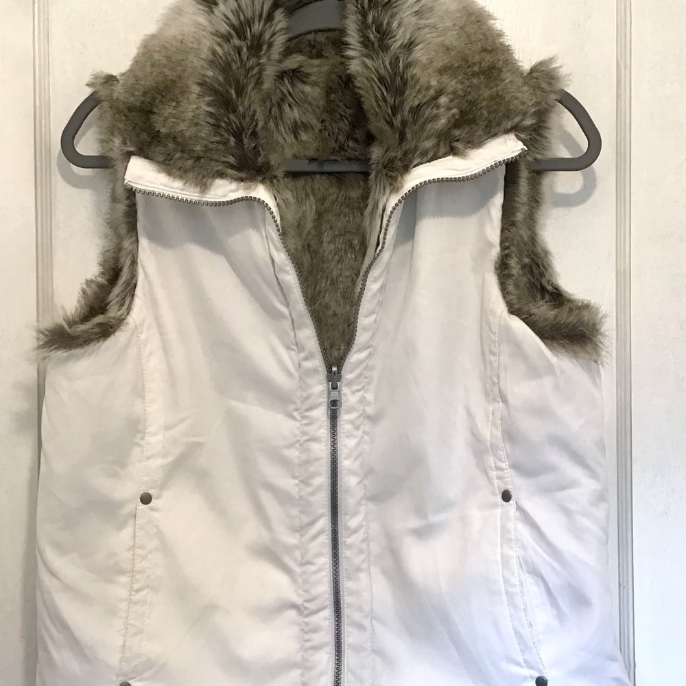 Weatherproof Women’s White with Gray Faux Fur Lined Vest Size Medium
